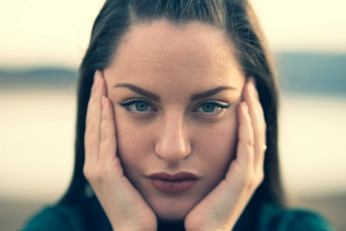 focus photography of woman's face